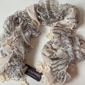 Leopard print/creamy scarf